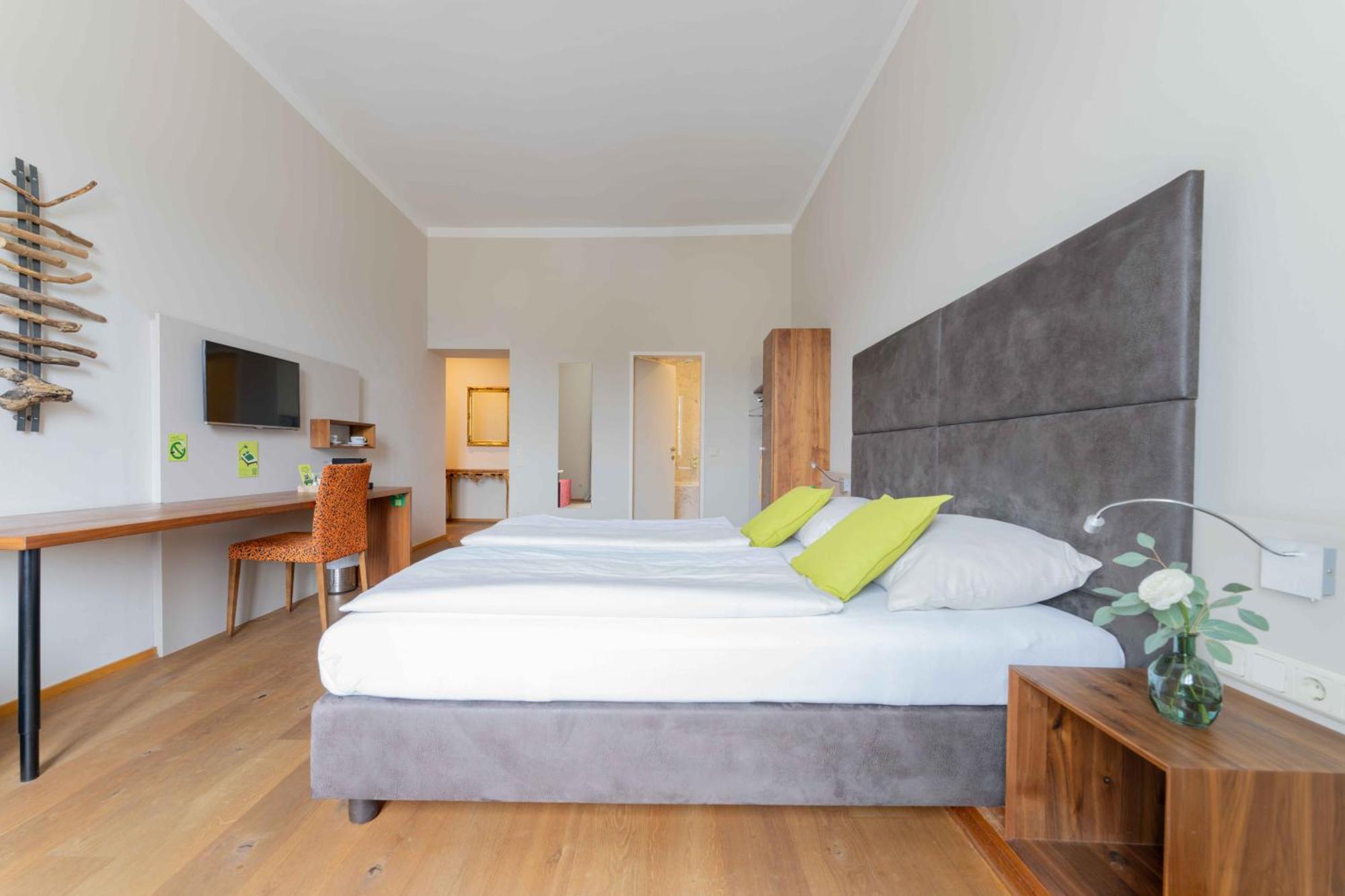 Eee Hotel Perg Екстер'єр фото