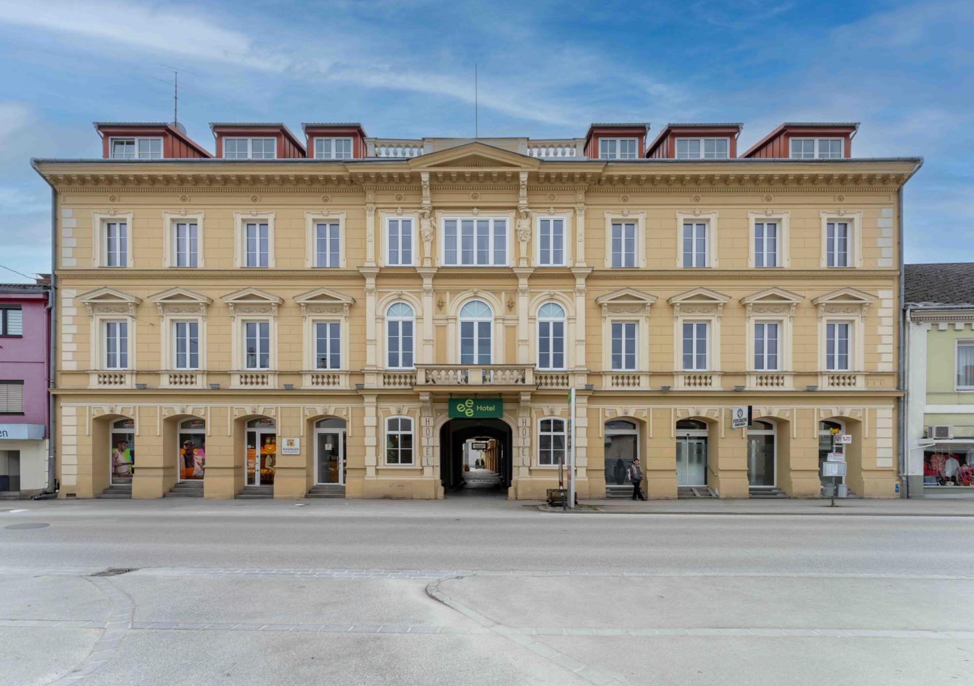 Eee Hotel Perg Екстер'єр фото